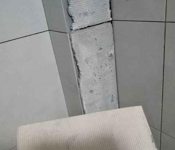安康瓷砖空鼓维修公司分享下厨房瓷砖脱落的补救措施。